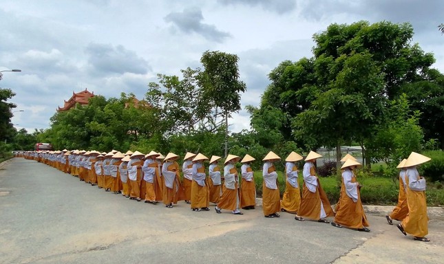 Thiền hành sau thời quá đường