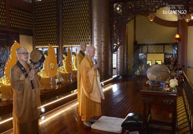 Hòa thượng Phương trượng chùa Huê Nghiêm thân lâm chứng minh, hướng dẫn lễ sám hối và phát nguyện cho người mới phát tâm quy y Tam bảo