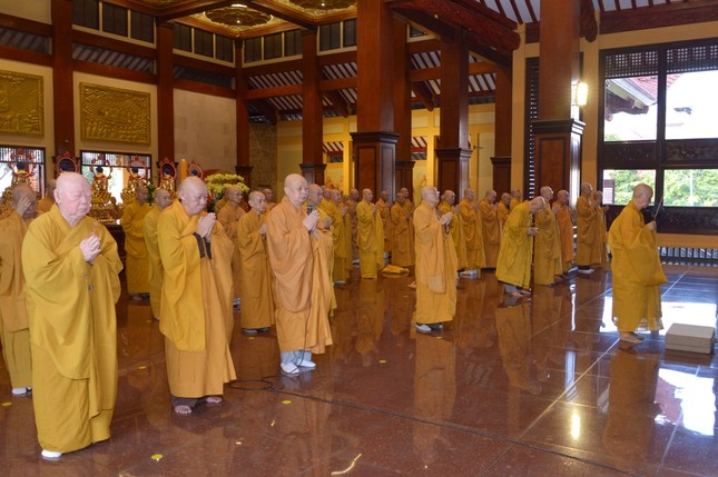 Chư vị giáo phẩm xưng tán và đảnh lễ Tam bảo Chư vị giáo phẩm xưng tán và đảnh lễ Tam bảo