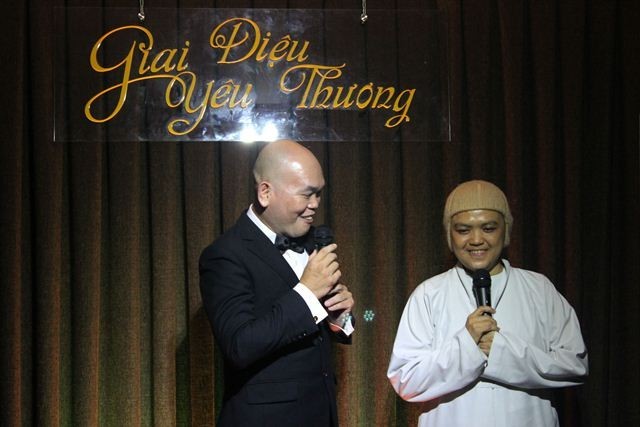 Thượng tọa Thích Nhật Từ và Sư cô Thích nữ Hương Nhũ giao lưu tại đêm nhạc