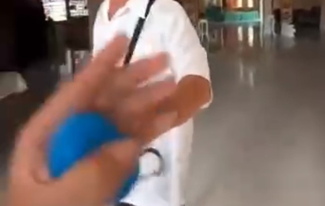 Các YouTuber, TikToker có những lời nói, hành vi kích động Tăng, Ni, Phật tử đến chùa khiến người tiếp xúc dễ mất kiểm soát lời nói rồi quay clip đưa lên mạng xã hội Các YouTuber, TikToker có những lời nói, hành vi kích động Tăng, Ni, Phật tử đến chùa khiến người tiếp xúc dễ mất kiểm soát lời nói rồi quay clip đưa lên mạng xã hội