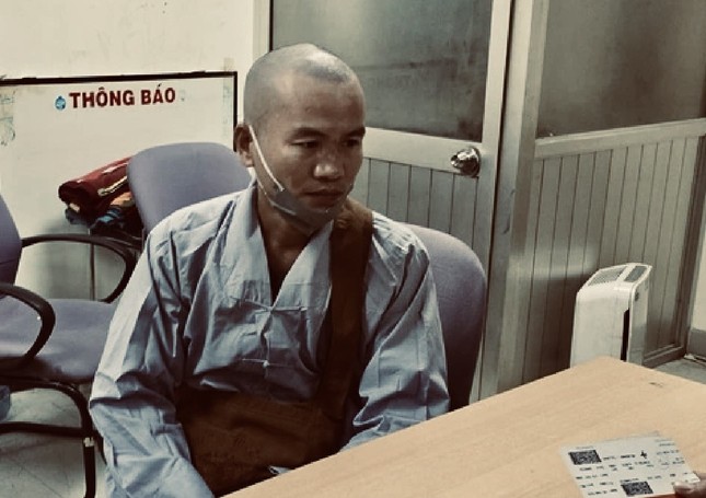 Hồ Văn Thìn được phục trang hình thức như người tu hành - Ảnh do CQCA cung cấp Hồ Văn Thìn được phục trang hình thức như người tu hành - Ảnh do CQCA cung cấp