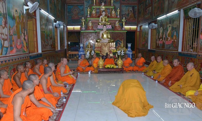 Đại đức Nhuận Đức phủ phục sám hối trước chư Tăng Đại đức Nhuận Đức phủ phục sám hối trước chư Tăng