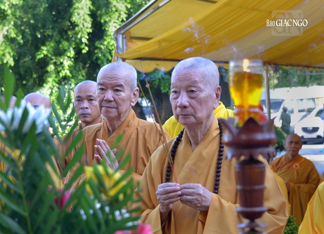 Đức Pháp chủ GHPGVN dâng hương trước bảo tháp chư vị Tổ sư tại tổ đình Thiên Thai Đức Pháp chủ GHPGVN dâng hương trước bảo tháp chư vị Tổ sư tại tổ đình Thiên Thai