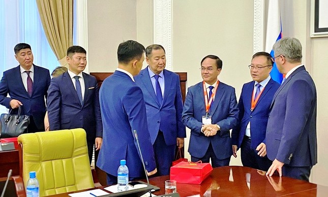 Tại buổi làm việc Thủ hiến Cộng hòa Buryatia Alexey Tsydenov