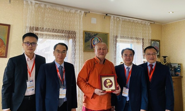 Thứ trưởng Vũ Chiến Thắng và phái đoàn Việt Nam với Đức Lama đời thứ 24 Damba Ayusheev, Chủ tịch Tăng đoàn Phật giáo truyền thống Nga
