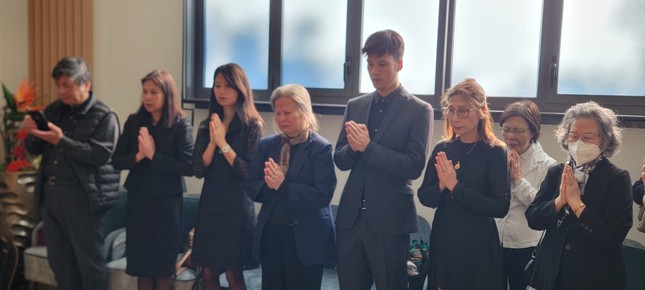 Phu nhân và các con, thân quyến của Giáo sư Cao Huy Thuần Phu nhân và các con, thân quyến của Giáo sư Cao Huy Thuần