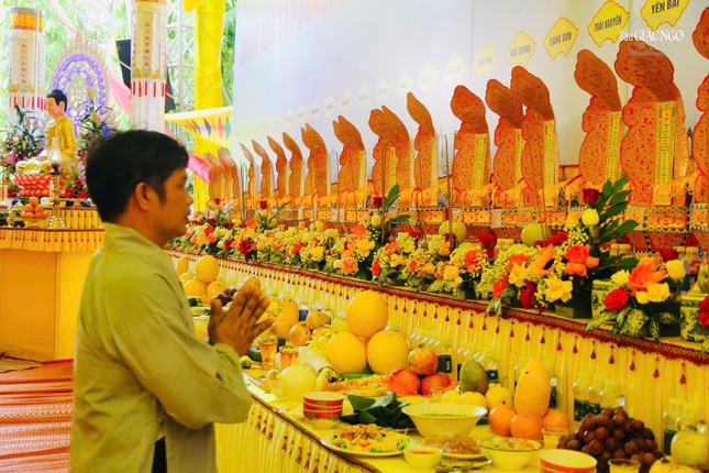 Thân nhân các gia đình có người tử vong vì tai nạn giao thông đến cầu nguyện Thân nhân các gia đình có người tử vong vì tai nạn giao thông đến cầu nguyện