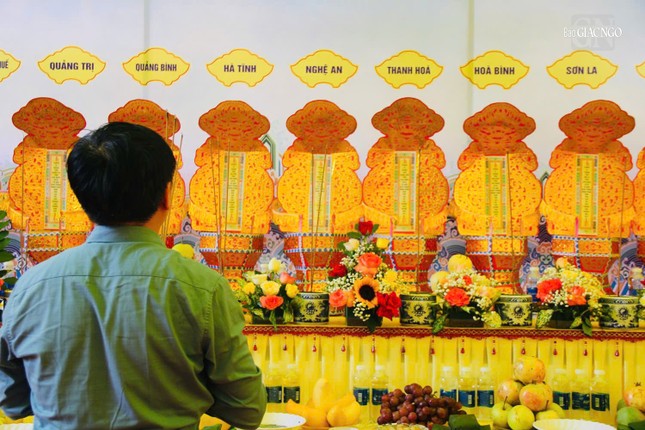 Cầu nguyện trước các linh vị tổng đề các địa phương Cầu nguyện trước các linh vị tổng đề các địa phương