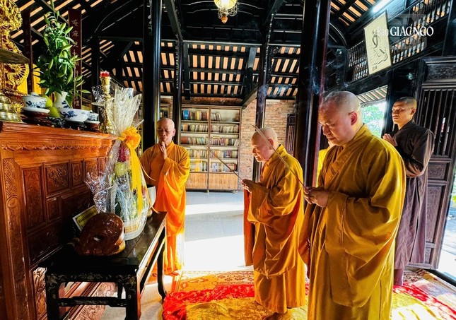 Tưởng niệm Giác linh Hòa thượng Thích Huệ Trí tại hậu đường tổ đình Kim Tiên Tưởng niệm Giác linh Hòa thượng Thích Huệ Trí tại hậu đường tổ đình Kim Tiên