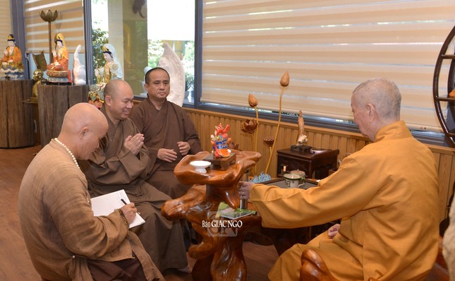 Thượng tọa Thích Đức Thiện cùng các Thượng tọa trong Ban Thư ký Văn phòng Đức Pháp chủ tại buổi tiếp nhận huấn thị về việc tổ chức Đại lễ Vesak Liên Hiệp Quốc năm 2025 trước phiên họp của Ban Thư ký Đại lễ diễn ra chiều 13-9-2024 - Ảnh: Bảo Toàn