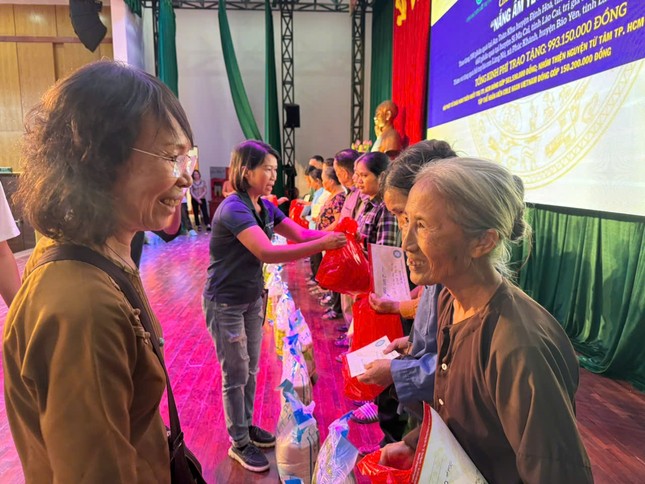 Đại diện các nhà hảo tâm tháp tùng trao quà đến bà con bị thiệt hại do bão lũ