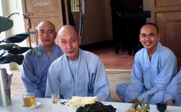 Trưởng lão Hòa thượng Thích Quảng Hạnh với đệ tử của mình, Thầy Thích Nhuận Đức (bên phải) trong nếp sống thường nhật thiền môn Trưởng lão Hòa thượng Thích Quảng Hạnh với đệ tử của mình, Thầy Thích Nhuận Đức (bên phải) trong nếp sống thường nhật thiền môn