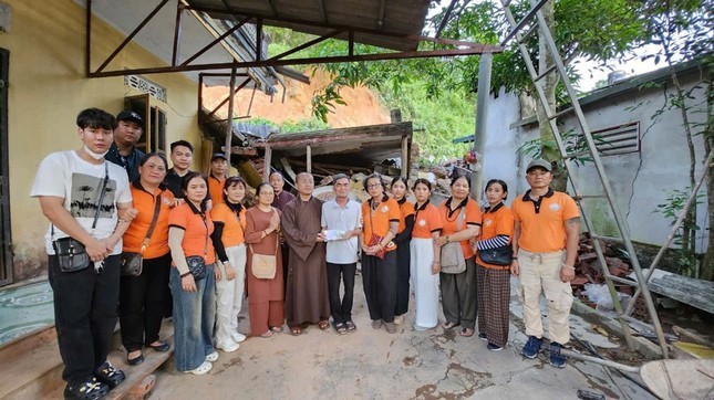 Đoàn thăm các chùa bị thiệt hại do bão gây ra Đoàn thăm các chùa bị thiệt hại do bão gây ra