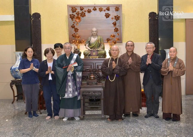 Phái đoàn tại chùa Huê Nghiêm