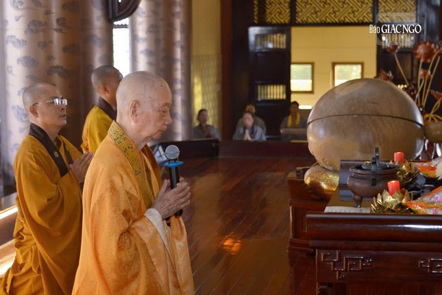 Đại lão Hòa thượng phương trượng chùa Huê Nghiêm thân lâm bạch Phật và hướng dẫn