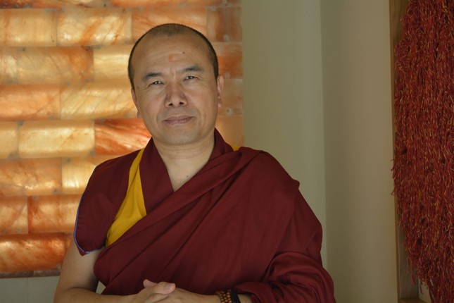 Geshe Dorji Damdul hiện là Giám đốc Tibet House, New Delhi, Trung tâm Văn hóa của Đức Dalai Lama Geshe Dorji Damdul hiện là Giám đốc Tibet House, New Delhi, Trung tâm Văn hóa của Đức Dalai Lama