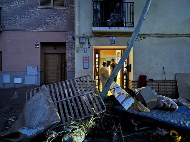 Thời tiết khắc nghiệt là kết quả của "gota fría" (nghĩa đen là "giọt lạnh") - thuật ngữ được sử dụng ở Tây Ban Nha để mô tả sự sụt giảm đột ngột về nhiệt độ dọc theo bờ biển phía đông do luồng không khí cực lạnh tràn đến. Trận lũ này là tồi tệ nhất ở Valencia trong thế kỷ 21, tương đương với đợt mưa lũ xảy ra vào năm 1987 và 1982, theo đánh giá ban đầu do Cơ quan Khí tượng Nhà nước Aemet cung cấp trên X. Thời tiết khắc nghiệt là kết quả của "gota fría" (nghĩa đen là "giọt lạnh") - thuật ngữ được sử dụng ở Tây Ban Nha để mô tả sự sụt giảm đột ngột về nhiệt độ dọc theo bờ biển phía đông do luồng không khí cực lạnh tràn đến. Trận lũ này là tồi tệ nhất ở Valencia trong thế kỷ 21, tương đương với đợt mưa lũ xảy ra vào năm 1987 và 1982, theo đánh giá ban đầu do Cơ quan Khí tượng Nhà nước Aemet cung cấp trên X.