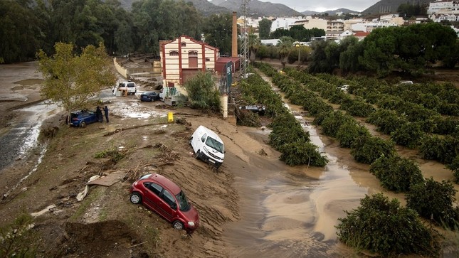Mưa lớn đã gây ra tình trạng mất điện ảnh hưởng đến 155.000 người và đóng cửa đường bộ ở một số tỉnh phía đông và đông nam Tây Ban Nha. Dịch vụ đường sắt cao tốc giữa Madrid và cộng đồng Valencia, cũng như hành lang Địa Trung Hải đến Barcelona, cũng bị đình chỉ. Cơ quan kiểm soát hàng không châu Âu Eurocontrol cũng cảnh báo về sự gián đoạn trong lịch trình các chuyến bay đến và đi từ sân bay Heathrow của London, cũng như các sân bay của Đức tại Eindhoven và Frankfurt, sân bay Zurich của Thụy Sĩ, sân bay Brussels ở Bỉ, sân bay Paris ở Pháp Mưa lớn đã gây ra tình trạng mất điện ảnh hưởng đến 155.000 người và đóng cửa đường bộ ở một số tỉnh phía đông và đông nam Tây Ban Nha. Dịch vụ đường sắt cao tốc giữa Madrid và cộng đồng Valencia, cũng như hành lang Địa Trung Hải đến Barcelona, cũng bị đình chỉ. Cơ quan kiểm soát hàng không châu Âu Eurocontrol cũng cảnh báo về sự gián đoạn trong lịch trình các chuyến bay đến và đi từ sân bay Heathrow của London, cũng như các sân bay của Đức tại Eindhoven và Frankfurt, sân bay Zurich của Thụy Sĩ, sân bay Brussels ở Bỉ, sân bay Paris ở Pháp
