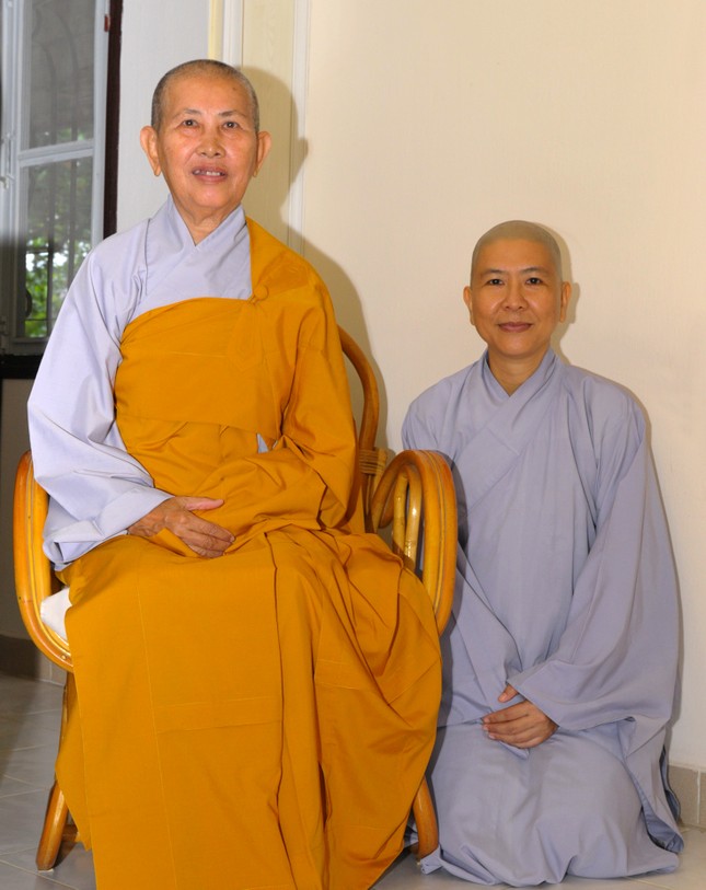 Ni sư Thích nữ Hạnh Chiếu (bên phải) với thân mẫu của mình sau khi đã xuất gia trở thành Tỳ-kheo-ni Bồ-tát giới Thích nữ Như Hà - Ảnh: TĐN