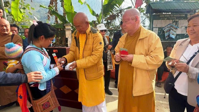 Trao tiền ủng hộ của bạn đọc đến bà con ở Lào Cai