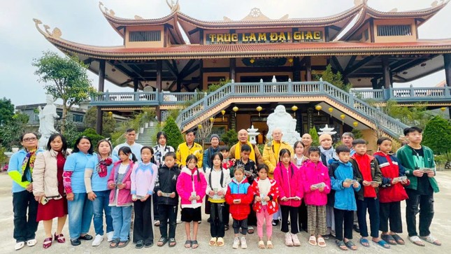 Trao tiền của bạn đọc đến các em học sinh, sinh viên có hoàn cảnh khó khăn