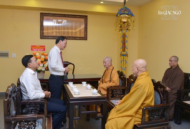 Ông Nguyễn Thành Trung thăm hỏi và chúc mừng Đại lão Hòa thượng Thích Trí Quảng nhân ngày truyền thống MTTQVN