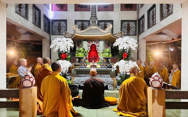 Tụng kinh Di giáo tại bảo tháp Hòa thượng Thích Tâm Giác Tụng kinh Di giáo tại bảo tháp Hòa thượng Thích Tâm Giác