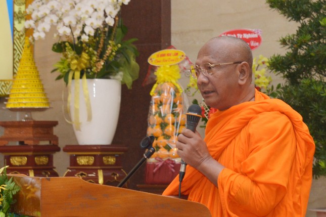 Hòa thượng Danh Lung thay mặt Ban Tổ chức đọc lời cảm tạ Hòa thượng Danh Lung thay mặt Ban Tổ chức đọc lời cảm tạ