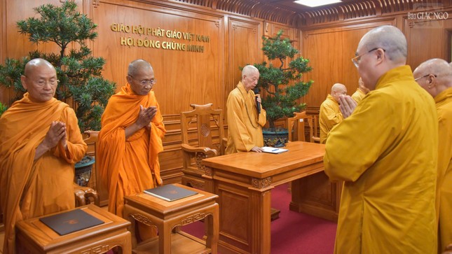 Chư tôn đức Trưởng lão trong nghi thức tâm linh trước buổi họp