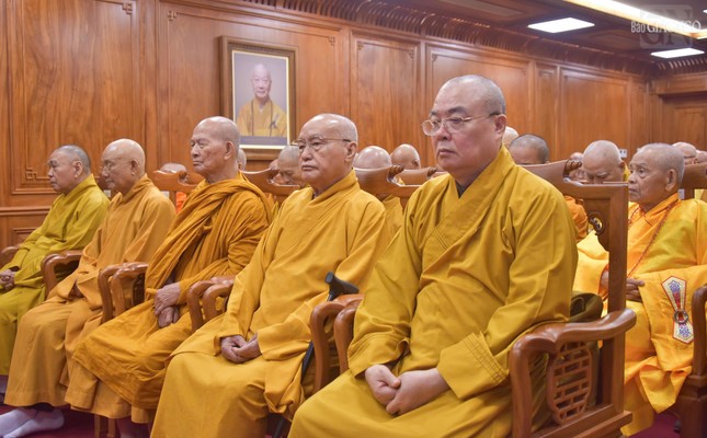 Trưởng lão Hòa thượng Chủ tịch và nhị vị Phó Chủ tịch Thường trực tham gia Ban Thường trực Hội đồng Chứng minh