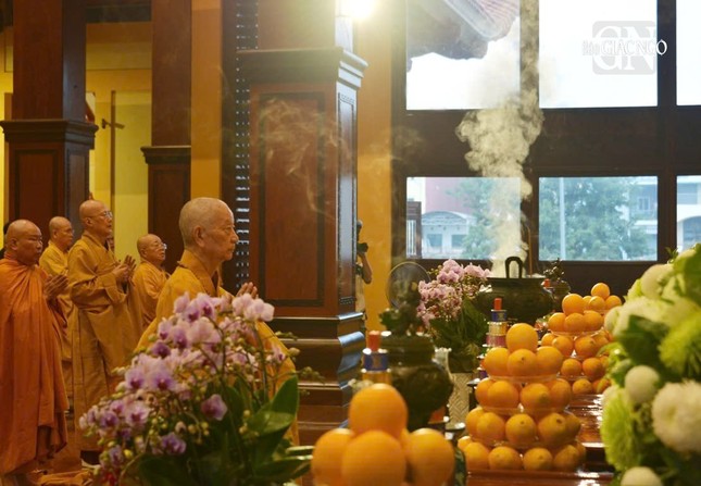 Sau lễ khánh tuế, Đức Pháp chủ cùng với chư Tăng đảnh lễ chư Phật, lịch đại Tổ sư - Ảnh: Bảo Toàn/BGN Sau lễ khánh tuế, Đức Pháp chủ cùng với chư Tăng đảnh lễ chư Phật, lịch đại Tổ sư - Ảnh: Bảo Toàn/BGN