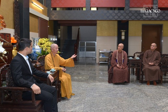 Đức Pháp chủ chia sẻ và trao đổi một số thông tin với Đại tá Cục trưởng Cục An ninh nội địa - Bộ Công an tại buổi thăm, chúc Tết Đức Pháp chủ chia sẻ và trao đổi một số thông tin với Đại tá Cục trưởng Cục An ninh nội địa - Bộ Công an tại buổi thăm, chúc Tết