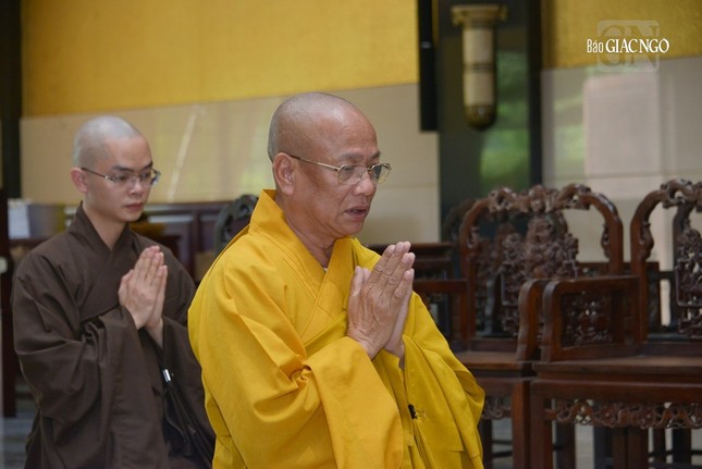 Hòa thượng Thích Quảng Hà cùng tân Tỳ-kheo vừa đắc giới trong Đại giới đàn Trí Hải cung kính lắng nghe lời huấn thị của Đức Pháp chủ Hòa thượng Thích Quảng Hà cùng tân Tỳ-kheo vừa đắc giới trong Đại giới đàn Trí Hải cung kính lắng nghe lời huấn thị của Đức Pháp chủ