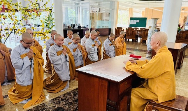 Chư Ni Ban Quản viện, nội trú đảnh lễ khánh tuế Đại lão Hoà thượng Chư Ni Ban Quản viện, nội trú đảnh lễ khánh tuế Đại lão Hoà thượng