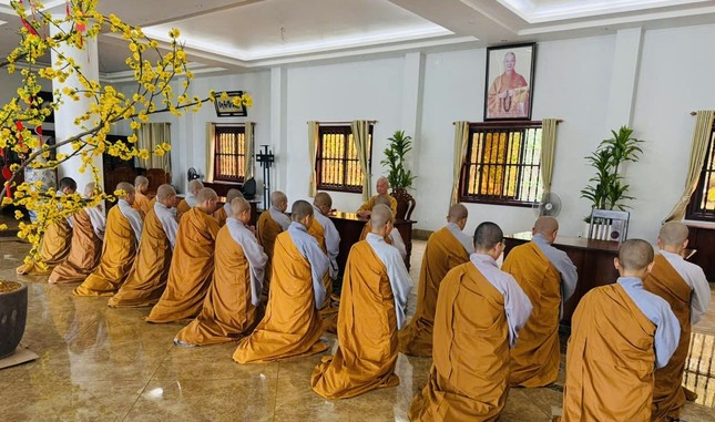 Chư Ni Ban Quản viện, nội trú lắng nghe giáo giới của Đại lão Hòa thượng trước thềm Tết Ất Tỵ 2025 Chư Ni Ban Quản viện, nội trú lắng nghe giáo giới của Đại lão Hòa thượng trước thềm Tết Ất Tỵ 2025