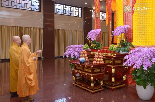 Đàn tràng đang được trần thiết trang nghiêm Đàn tràng đang được trần thiết trang nghiêm