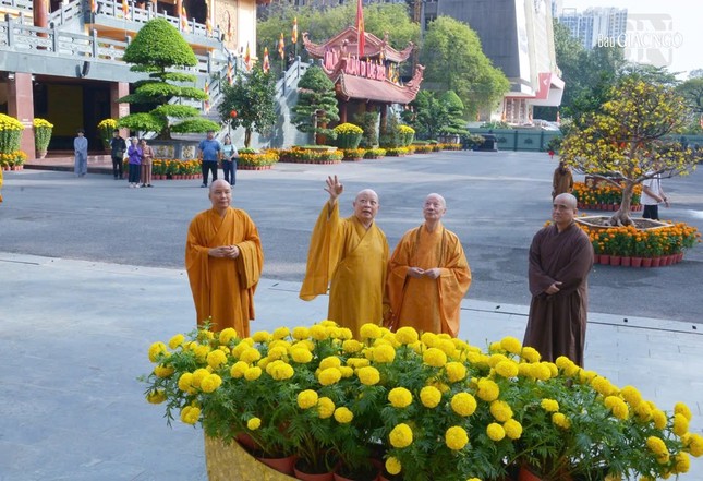 Trước tháp Đa Bảo - công trình Kỷ niệm Pháp nạn 1963 trong khuôn viên Việt Nam Quốc Tự Trước tháp Đa Bảo - công trình Kỷ niệm Pháp nạn 1963 trong khuôn viên Việt Nam Quốc Tự