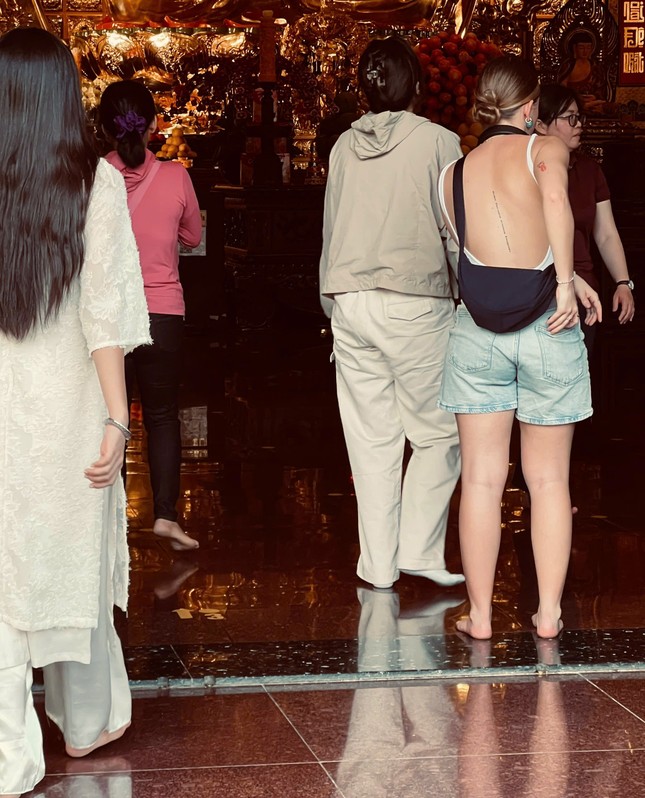 Hình ảnh một du khách Tây (nữ) tham quan chánh điện Việt Nam Quốc Tự vào lúc 16g29’ ngày 3-2-2025 (ảnh do bạn đọc Diệu Hải cung cấp)