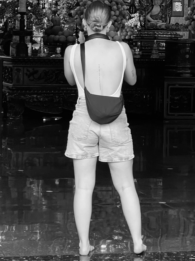 Hình ảnh một du khách Tây (nữ) tham quan chánh điện Việt Nam Quốc Tự vào lúc 16g29’ ngày 3-2-2025 (ảnh do bạn đọc Diệu Hải cung cấp)