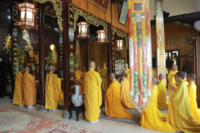 Lễ cúng ngọ tại chánh điện