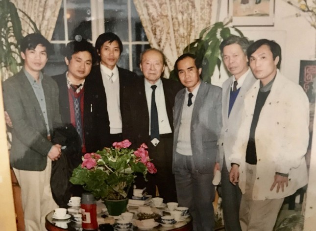 TS Võ Hồng Hải (ngoài cùng bên phải) cùng đoàn đại biểu tỉnh Hà Tĩnh chụp ảnh lưu niệm tại nhà GS Hoàng Xuân Hãn (người mặc áo vest đen đứng giữa) tại Paris, tháng 3-1995 - Ảnh: Võ Hồng Hải