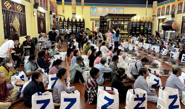 Tặng quà Vu lan đến bà con có hoàn cảnh khó khăn Tặng quà Vu lan đến bà con có hoàn cảnh khó khăn