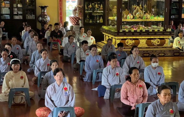 Phật tử về chùa dự lễ Phật tử về chùa dự lễ