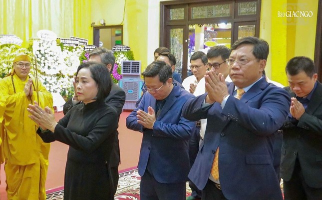 Phó Chủ tịch Quốc hội Nguyễn Thị Thanh và phái đoàn lãnh đạo Đảng, Nhà nước, MTTQVN dâng hương tưởng niệm Trưởng lão Hòa thượng Thích Trí Tịnh, Phó Pháp chủ GHPGVN