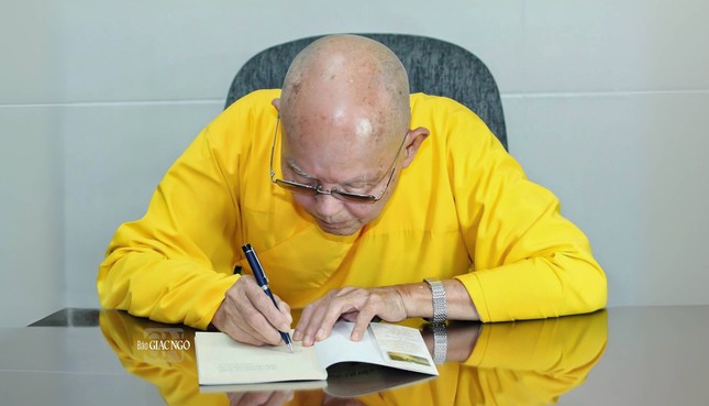 Trưởng lão Hòa thượng Thích Từ Thông đặc biệt gắn bó với Phật sự hoằng pháp và giáo dục, là giáo thọ trực tiếp, bậc Thầy của nhiều thế hệ Tăng Ni tại TP.HCM Trưởng lão Hòa thượng Thích Từ Thông đặc biệt gắn bó với Phật sự hoằng pháp và giáo dục, là giáo thọ trực tiếp, bậc Thầy của nhiều thế hệ Tăng Ni tại TP.HCM