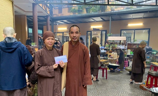 Thầy Quảng Điền, phóng viên thường trú của Báo Giác Ngộ tại Huế đến trao tịnh tài của Phật tử Kim Oanh tiếp sức cho bếp ăn Diệu Trạm phục vụ bà con trong những ngày lũ lụt Thầy Quảng Điền, phóng viên thường trú của Báo Giác Ngộ tại Huế đến trao tịnh tài của Phật tử Kim Oanh tiếp sức cho bếp ăn Diệu Trạm phục vụ bà con trong những ngày lũ lụt