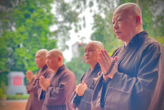 Hòa thượng Thích Lệ Trang cùng chư tôn đức và Chủ tịch Ủy ban MTTQVN P.Hòa Hưng dâng hương cầu nguyện trước đài tưởng niệm, mộ tập thể trong Công viên văn hóa Lê Thị Riêng