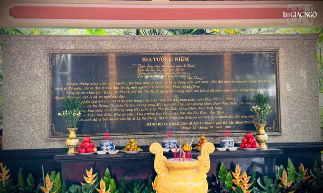 Bia tưởng niệm mộ chôn tập thể các chiến sĩ, liệt sĩ hy sinh trong trận tổng tiến công nổi dậy mùa Xuân Mậu Thân (1968), trong đó có liệt sĩ Lê Thị Riêng