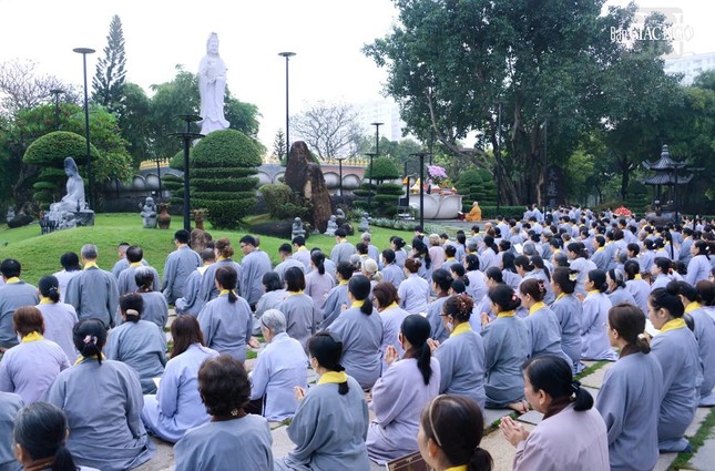 Buổi lễ diễn ra trước khu vực thánh tượng Bồ-tát lộ thiên trong khuôn viên chùa Huê Nghiêm